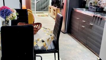 Réfrigérateur, micro-ondes, four, cafetiÚre/bouilloire