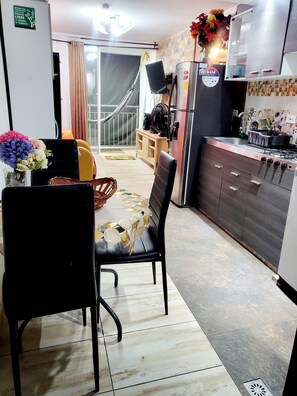 Réfrigérateur, micro-ondes, four, cafetière/bouilloire