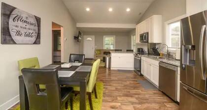 Newly Renovated 3BR/2BA Cozy Home Away from Home