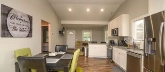 Newly Renovated 3BR/2BA Cozy Home Away from Home