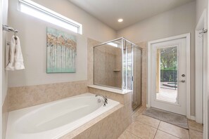 Bathtub, soap, shampoo, toilet paper - Huge Amazing Arcade Pool Home (Kissimmee)
