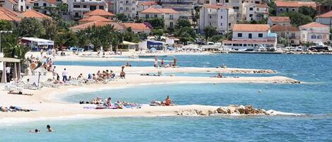 Una playa cerca, sillas reclinables de playa