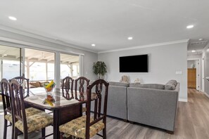 Dining - Charming 5 bedroom with a putting green (Glendora)