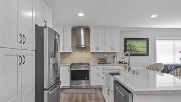 Refrigerador, microondas, horno y parrilla de estufa