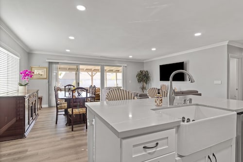 Charming 5 bedroom with a putting green