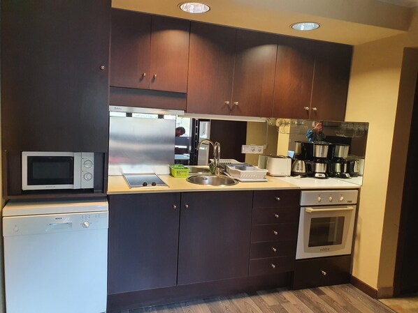 Kühlschrank, Mikrowelle, Ofen, Geschirrspüler