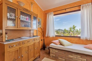 3 habitaciones, tabla de planchar con plancha, wifi y ropa de cama