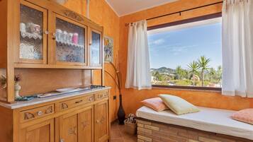 3 habitaciones, tabla de planchar con plancha, wifi y ropa de cama