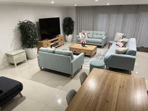 Smart TV, video games - No Longer Taking booking. (Mermaid Waters)