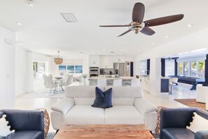 TV - Paradise Escape Featuring Saltwater Pool and BBQ (Plantation)