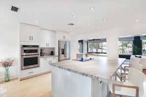 Fridge, microwave, oven, stovetop - Paradise Escape Featuring Saltwater Pool and BBQ (Plantation)