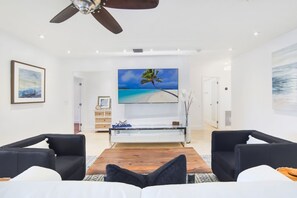 3 bedrooms, iron/ironing board, travel cot, free WiFi - Paradise Escape Featuring Saltwater Pool and BBQ (Plantation)