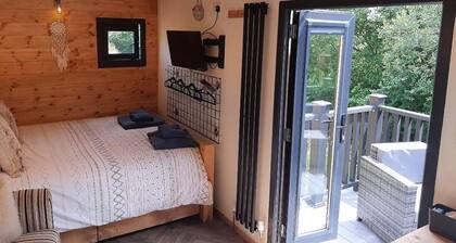 Min yr Afon - Cabin - Sleeps 2 - Hot Tub - Parking