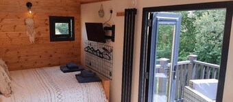Min yr Afon - Cabin - Sleeps 2 - Hot Tub - Parking