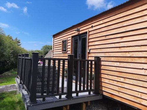 Min yr Afon - Cabin - Sleeps 2 - Hot Tub - Parking