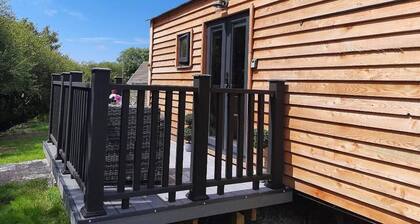 Min yr Afon - Cabin - Sleeps 2 - Hot Tub - Parking