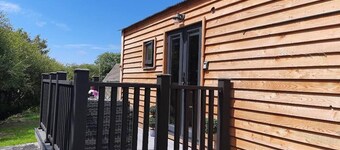 Min yr Afon - Cabin - Sleeps 2 - Hot Tub - Parking