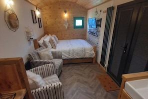 1 bedroom, iron/ironing board, WiFi, bed sheets - Min yr Afon - Cabin - Sleeps 2 - Hot Tub - Parking (Anglesey)