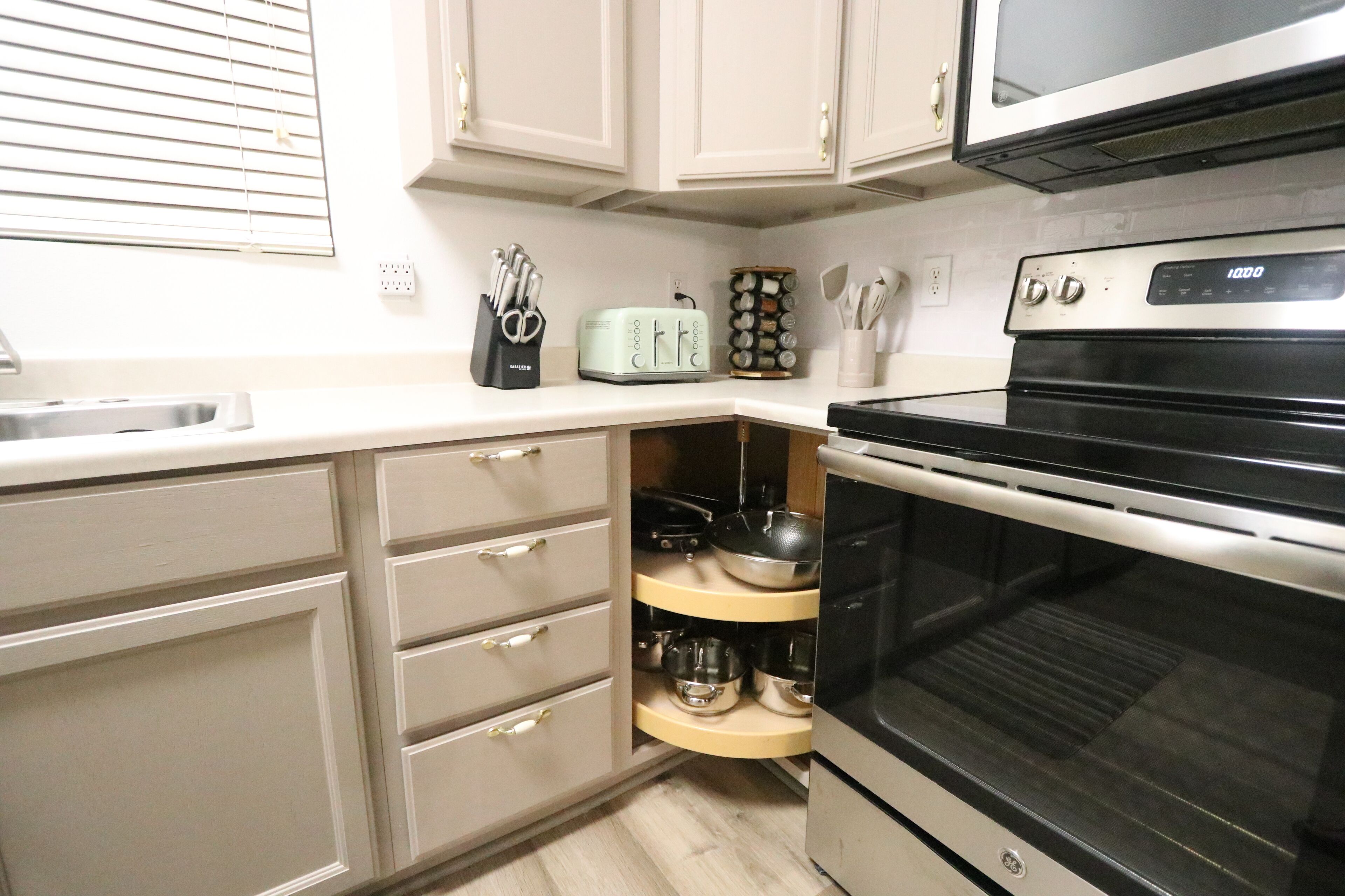 Jääkaappi, mikroaaltouuni, uuni, liesi