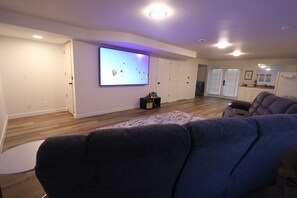 Smart TV - NEW| Million Dollar View| 86" TV| Workspace| 30 min to Ski (Draper)