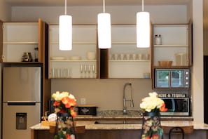 Réfrigérateur, micro-ondes, plaque de cuisson, cafetière/bouilloire