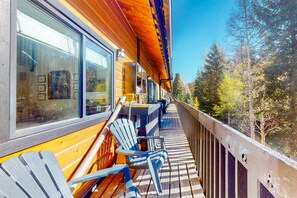 Property grounds - 2nd-floor chalet with fireplace, grill, balcony, washer/dryer, ski & mtn views (Vail)