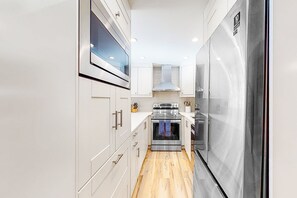 冷蔵庫、電子レンジ、オーブン、コンロ