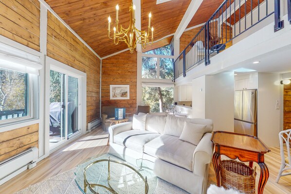 TV, fireplace, books, stereo - 2nd-floor chalet with fireplace, grill, balcony, washer/dryer, ski & mtn views (Vail)