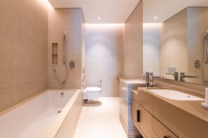 Badewanne, Haartrockner, Handtücher