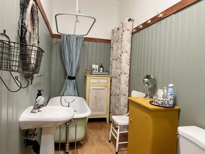 Combined shower/bathtub, hair dryer, towels, soap