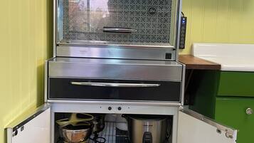 Coffee/tea maker, fridge, microwave, oven
