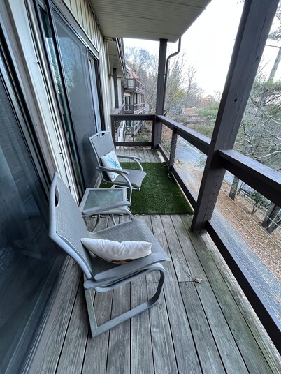 < ONE MILE WALK TO SKI RESORT! PET FRIENDLY, STUDIO CONDO WITH BEAUTIFUL VIEWS!