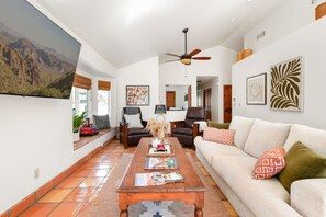 Smart TV, offices, computer monitors - Foothills Southwest Sanctuary w/ Pool & Views (Tucson)