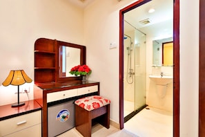 Habitación doble estándar | Minibar, escritorio, espacio para trabajar con laptop y wifi gratis 