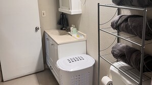 Un baño pequeño con inodoro, lavamanos y toallero.
