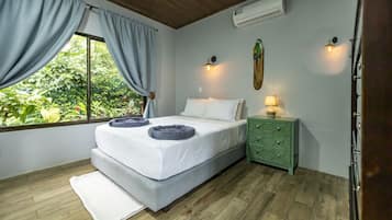 3 habitaciones, escritorio y tabla de planchar con plancha