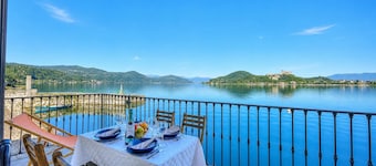 Volo Di Gabbiani: Lakefront Arona Apartment with Terrace, Arona, Italy