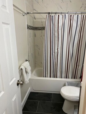 Duschwanne, Haartrockner, Handtücher, Toilettenpapier