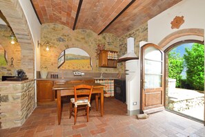 Fridge, oven, stovetop, coffee/tea maker