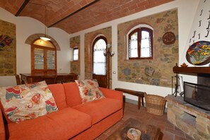 TV, fireplace
