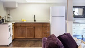 Fridge, microwave, oven, stovetop - Broad Street Studio-LOCATION! walk to town (Nevada City)