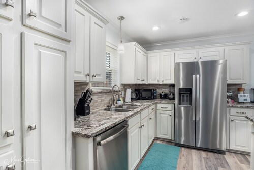 Southern Comfort Retreat: King Bed, Near LSUS & Barksdale AFB, Fast wifi. 