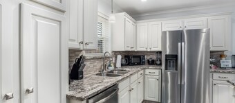 Southern Comfort Retreat: King Bed, Near LSUS & Barksdale AFB, Fast wifi.