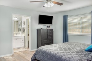 3 bedrooms, desk, iron/ironing board, free WiFi