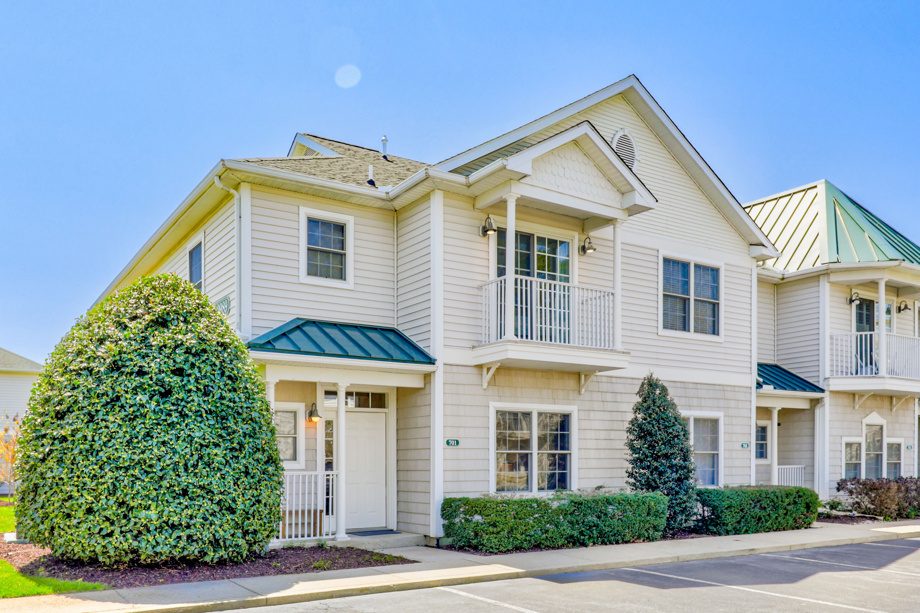 The Tides condo with enclosed porch, balcony, fireplace, bikes, pool & hot tub