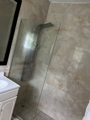 Villa, Mehrere Betten | Badezimmer | Dusche, Handtücher