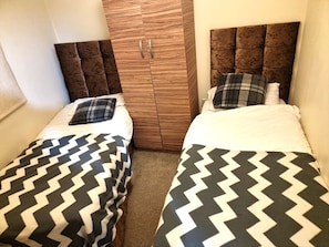 Appartement, Plusieurs lits | 2 chambres, fer et planche à repasser, accès au Wi-Fi (inclus)