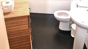 A bathroom with a toilet, bidet, and sink. - Central 2-bedroom Apartment, Chelmsford, Parking (Chelmsford)