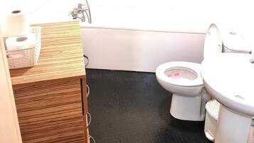 Apartment, Mehrere Betten | Badezimmer | Dusche, Komfortbadewanne, Haartrockner, Handtücher