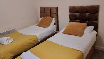 Apartment, Mehrere Betten | 2 Schlafzimmer, Bügeleisen/Bügelbrett, kostenloses WLAN, Bettwäsche